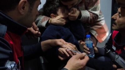 Hatay’da oyun oynarken çocuğun parmağına sıkışan yüzük, itfaiye ekipleri tarafından