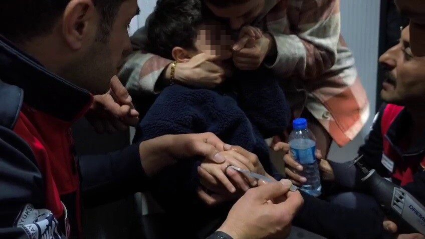 Hatay’da oyun oynarken çocuğun parmağına sıkışan yüzük, itfaiye ekipleri tarafından