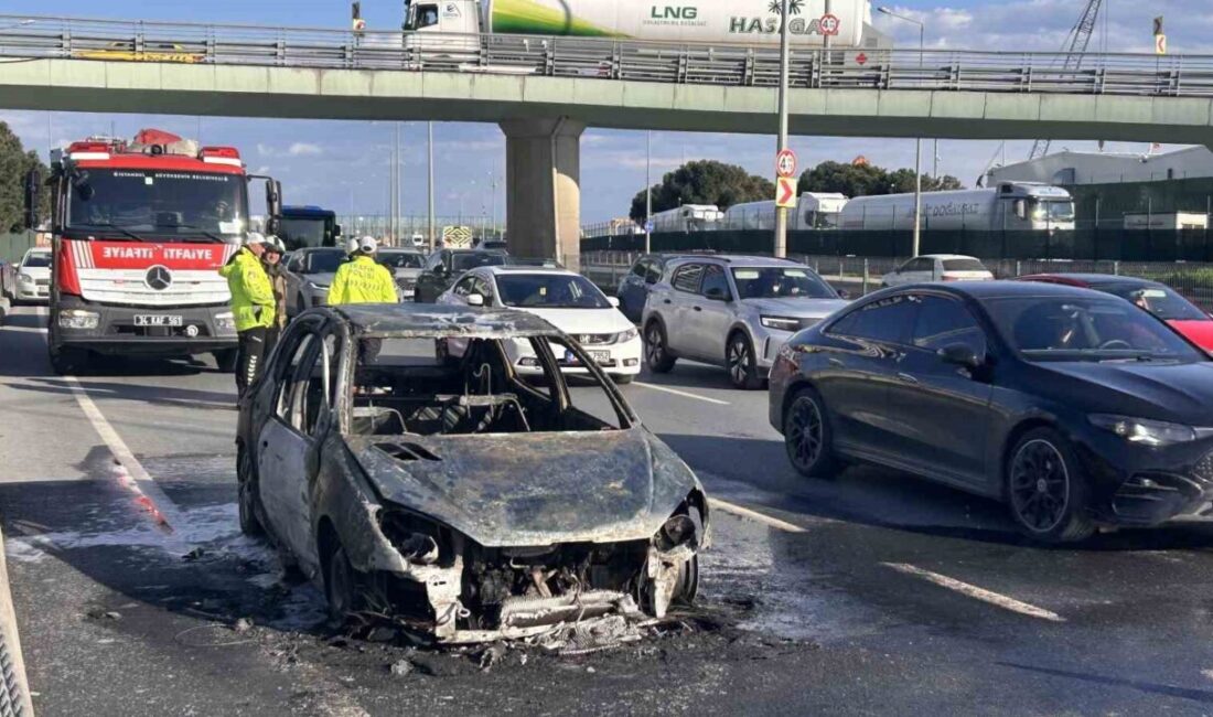 Zeytinburnu sahil yolunda seyir halindeki otomobilde yangın çıktı. Otomobilin alev