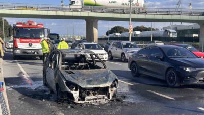 Zeytinburnu sahil yolunda seyir halindeki otomobilde yangın çıktı. Otomobilin alev