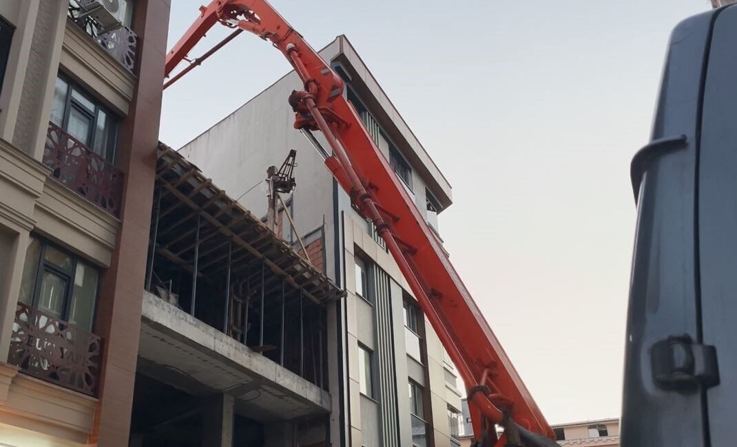İstanbul Zeytinburnu’nda inşaatta beton dökme çalışması sırasında bitişiğindeki 5 katlı