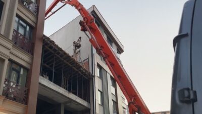 İstanbul Zeytinburnu’nda inşaatta beton dökme çalışması sırasında bitişiğindeki 5 katlı