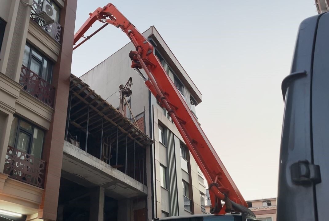 İstanbul Zeytinburnu’nda inşaatta beton dökme çalışması sırasında bitişiğindeki 5 katlı