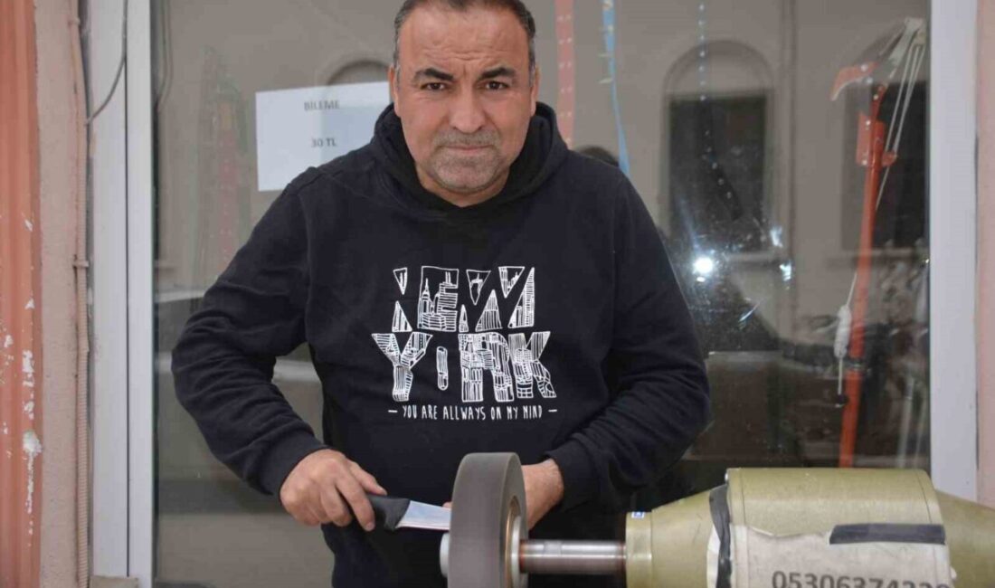 Bilecik’te 15 yıllık bıçakçı Kenan Çakır arife gününde müşterilerin taleplerine