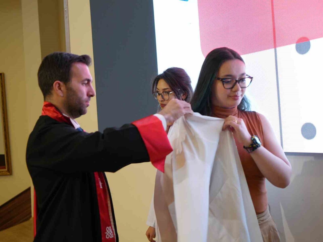 Kastamonu Üniversitesi Veteriner Fakültesi’nde eğitim gören 160 öğrenci, beyaz önlüklerini