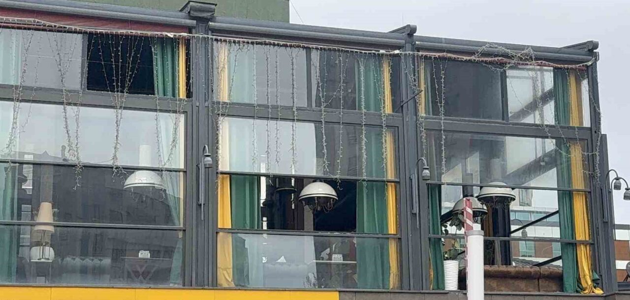 Esenyurt’ta daha öncede kurşunlandığı öğrenilen bir kafeye yeniden silahlı saldırı