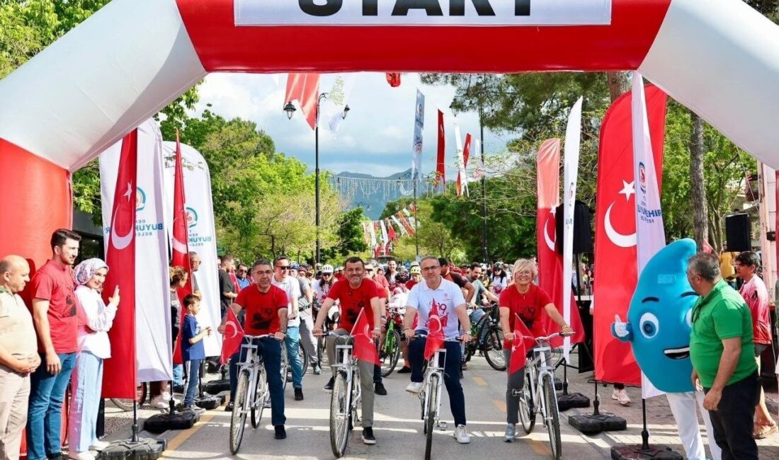Denizli Büyükşehir Belediyesi’nin düzenlediği “Umuda Pedal Çevir” Bisiklet Şenliği’nde pedallar,