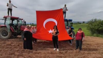 Afyonkarahisar’da kekik ekimi yapan çiftçiler, 19 Mayıs’ı ekim yaptıkları tarlada