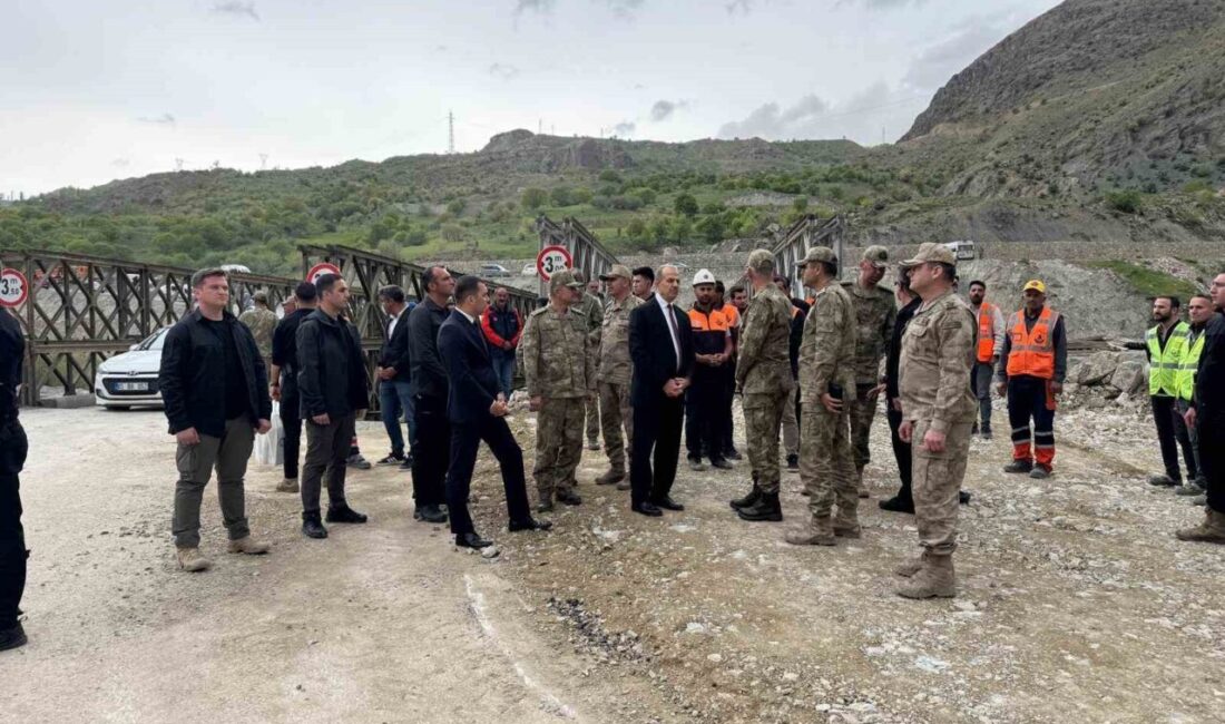 Hakkari Valisi İbrahim Taşyapan ile 2. Ordu Komutanı Zorlu Topaloğlu,
