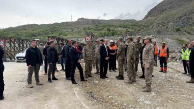 Hakkari Valisi İbrahim Taşyapan ile 2. Ordu Komutanı Zorlu Topaloğlu,