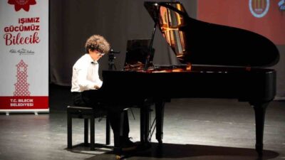 Bilecik Belediyesi’nce gerçekleştirilen 2.Uluslararası Ayva Çiçeği Piyano Festivali’nde genç piyanistler