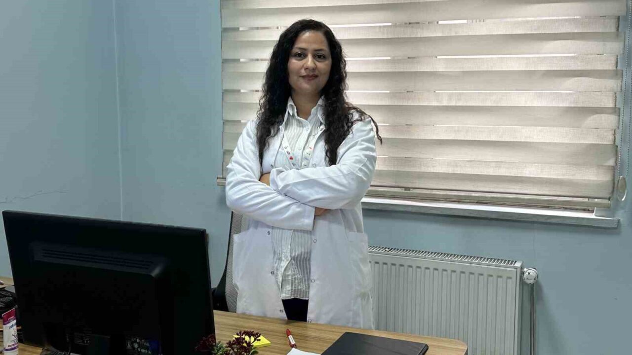 Hakkari’nin Yüksekova ilçesinde 20 yıldır sigara kullanan hemşire Sevda Derinsu,