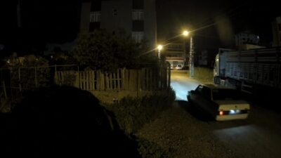 Adana’da iki arkadaş park halindeki 3 tırdan 6 akü çaldı.