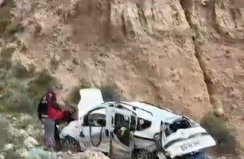 Kars’ın Kağızman ilçesinde 300 metre yükseklikten dereye düşen araçtaki 2