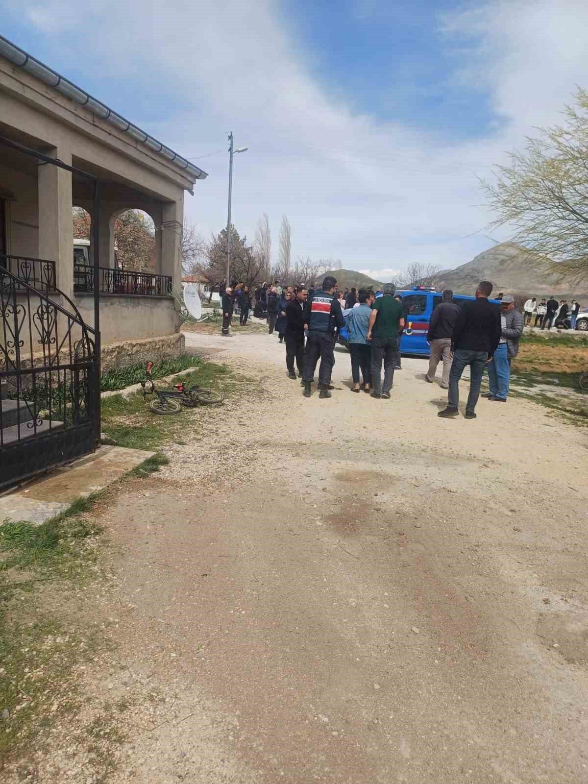Kayseri’nin Tomarza ilçesinde bir kişi eşini tabancayla öldürdükten sonra intihar