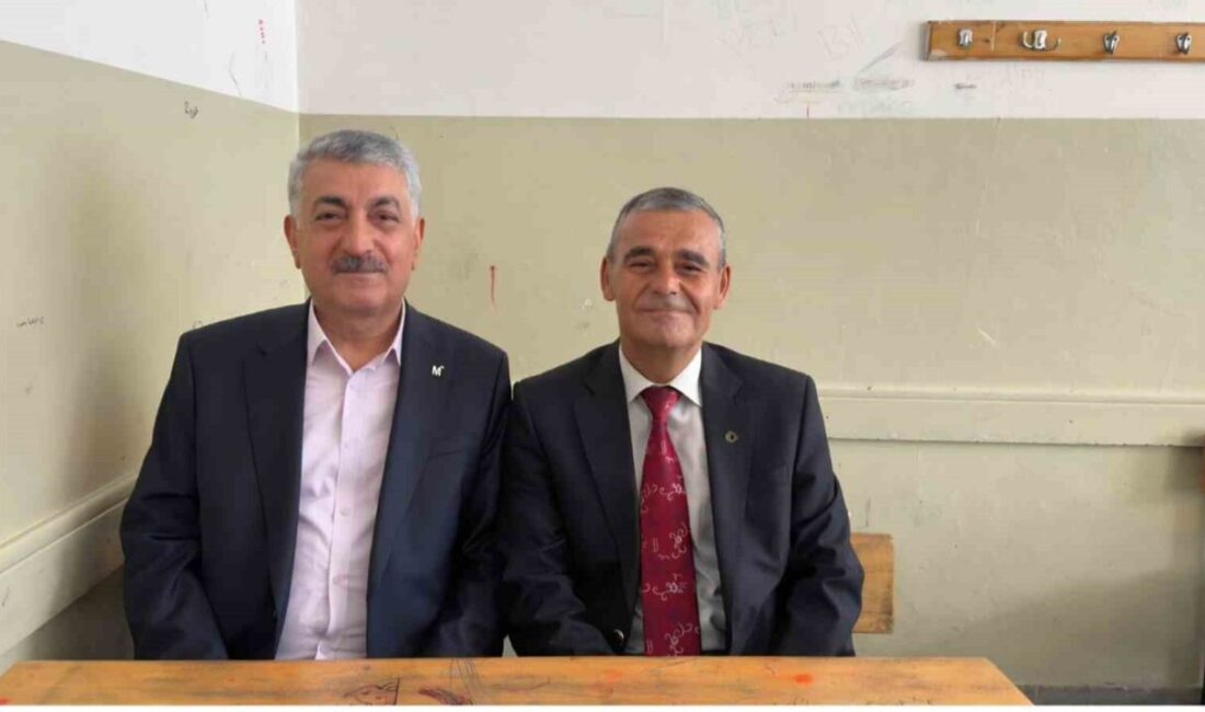 Yunusemre Ticaret Meslek Lisesi mezunları, yıllar sonra öğrencilerle aynı sınıfta
