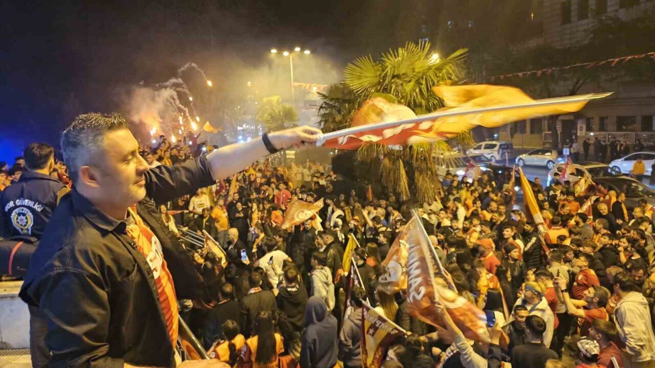 Galatasaray’ın şampiyonluğunu ilan etmesiyle Zonguldak sokakları korna ve kutlama sesleriyle