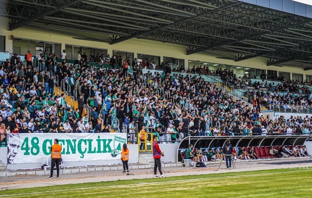 Şanlıurfa deplasmanından galibiyetle dönen Muğlaspor’da yüzler gülerken, taraftar grubu 48