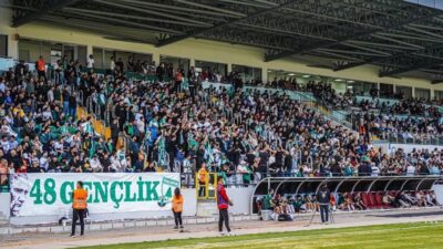 Şanlıurfa deplasmanından galibiyetle dönen Muğlaspor’da yüzler gülerken, taraftar grubu 48