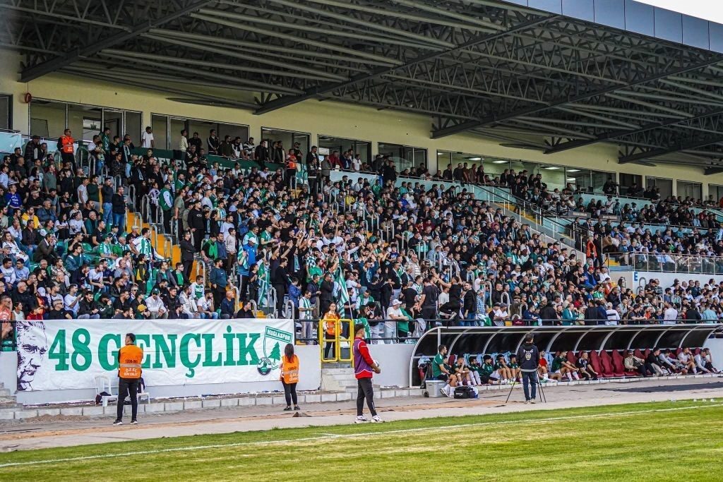 Şanlıurfa deplasmanından galibiyetle dönen Muğlaspor’da yüzler gülerken, taraftar grubu 48