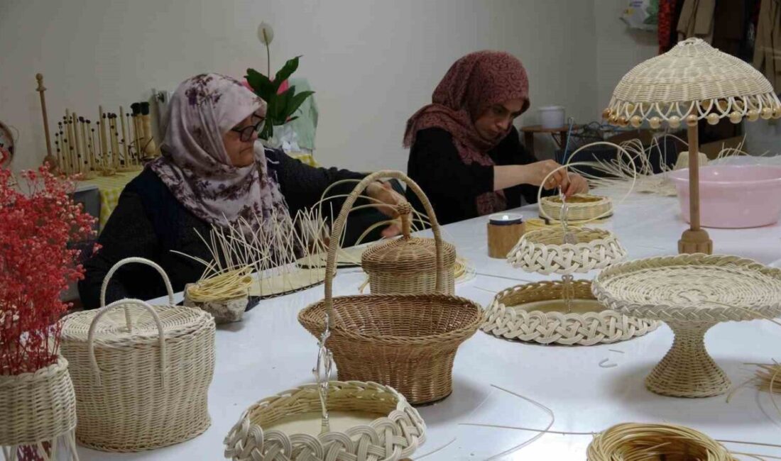 Bitlis’te Belediyesi bünyesinde açılan sepet örücülüğü kursu, unutulmaya yüz tutmuş