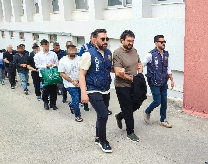 Adana’da siber dolandırıcılık soruşturması kapsamında ele geçirilen bir cep telefonunun