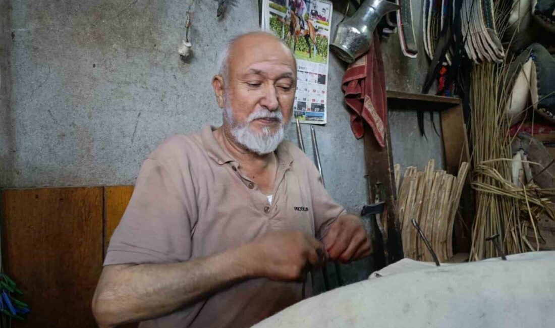 Kahramanmaraş’ta geçmişte onlarca ustanın çalıştığı tarihi Semerci Çarşısı’nda, teknoloji ve