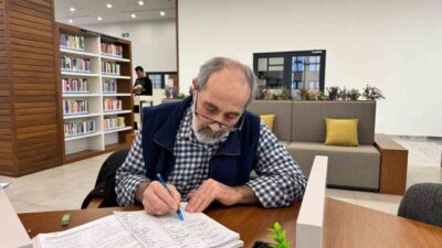 Kocaeli’de yaşayan 68 yaşındaki Tuğran Savaş, Gebze Millet Bahçesi’ndeki kütüphaneye