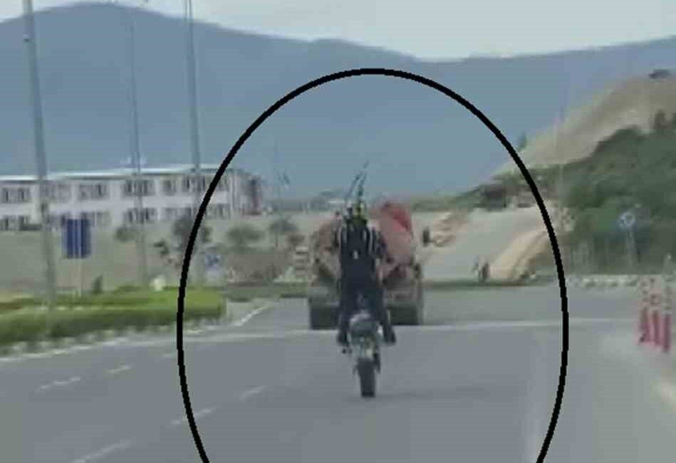 Hatay’da akan trafikte ön kaldırarak şov yapan motosiklet sürücüsüne 69