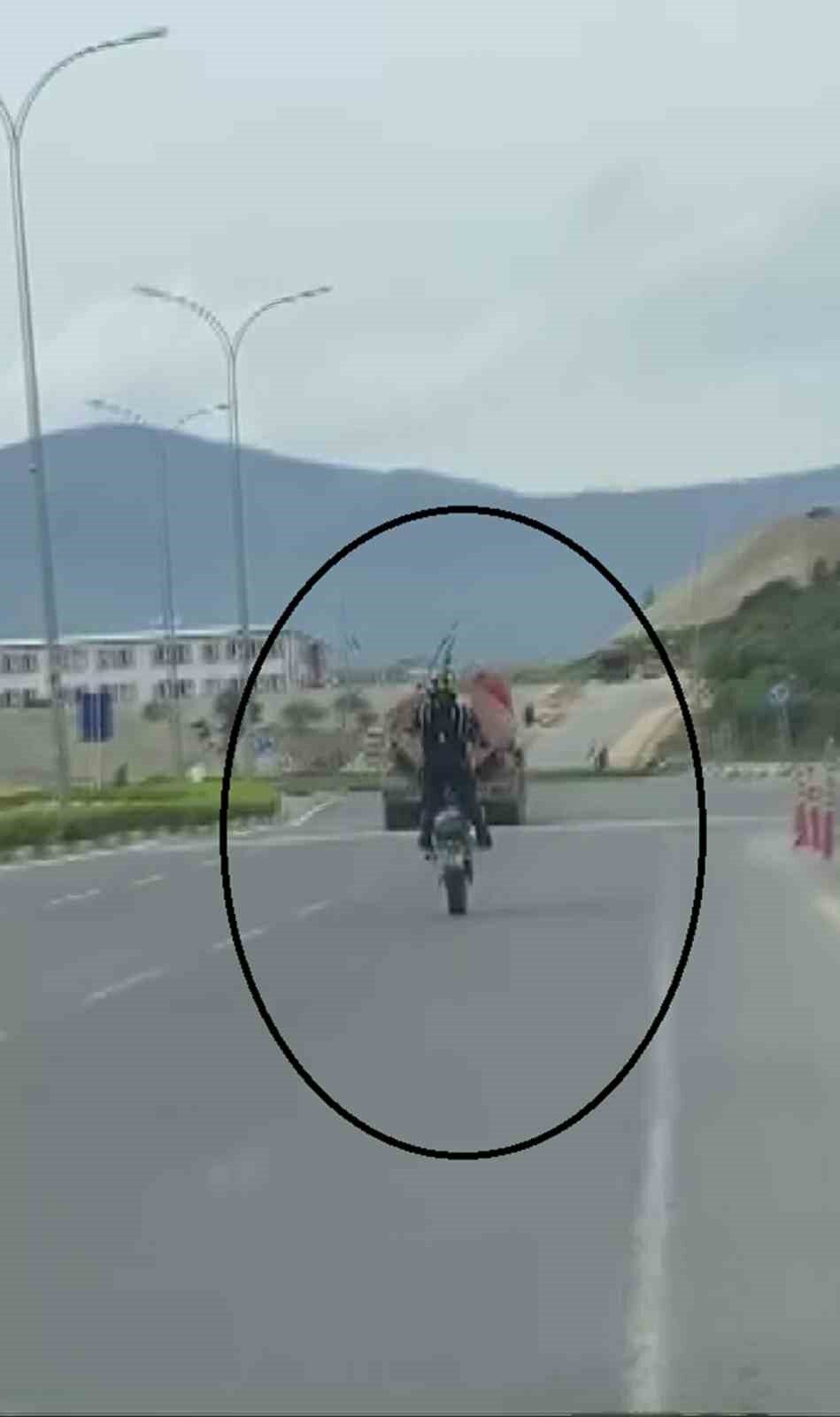 Hatay’da akan trafikte ön kaldırarak şov yapan motosiklet sürücüsüne 69