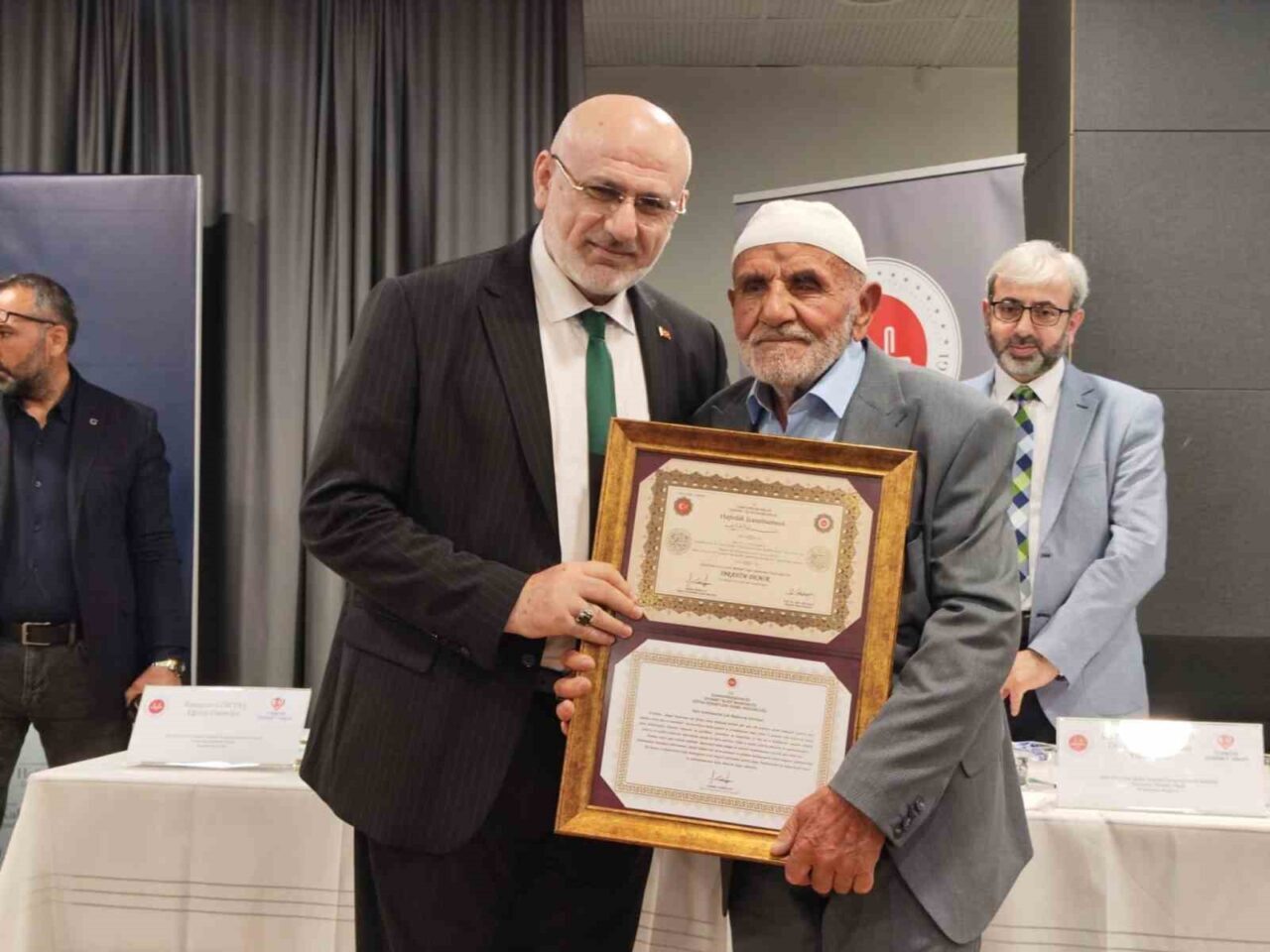 Bolu’da düzenlenen “Hafız Kal” Türkiye Finali’nde, 87 yaşındaki hafız İbrahim