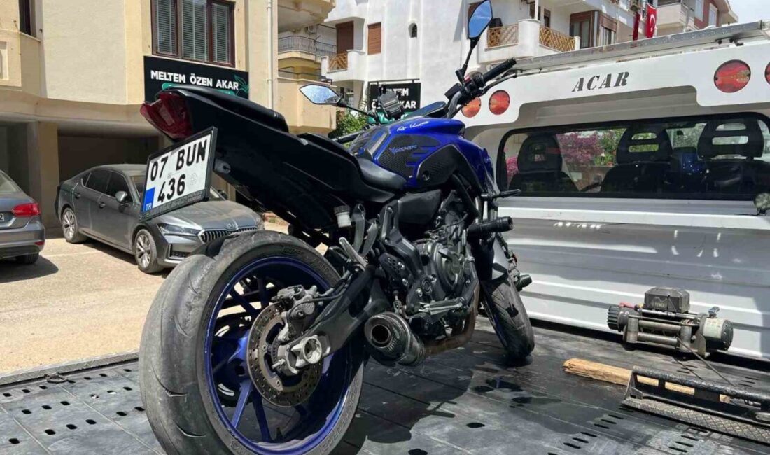 Antalya’nın Manavgat ilçesinde gece saatlerinde abartılı egzoz ile vatandaşları rahatsız