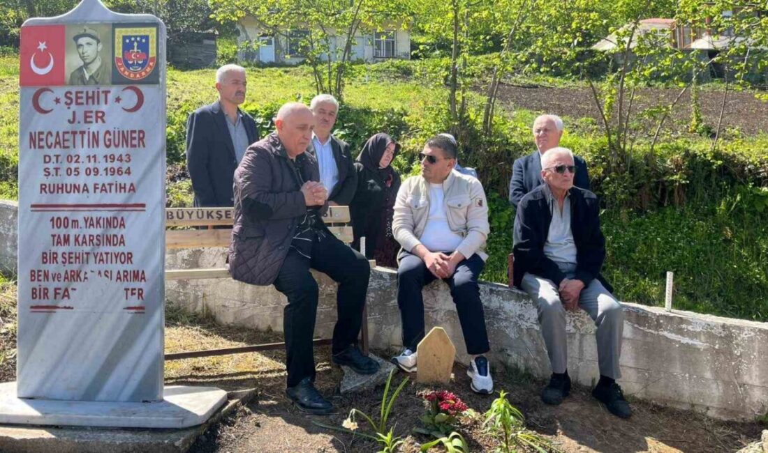 İstanbul Küçükçekmece’de 27 Nisan Pazartesi günü İETT durağında otobüs beklerken
