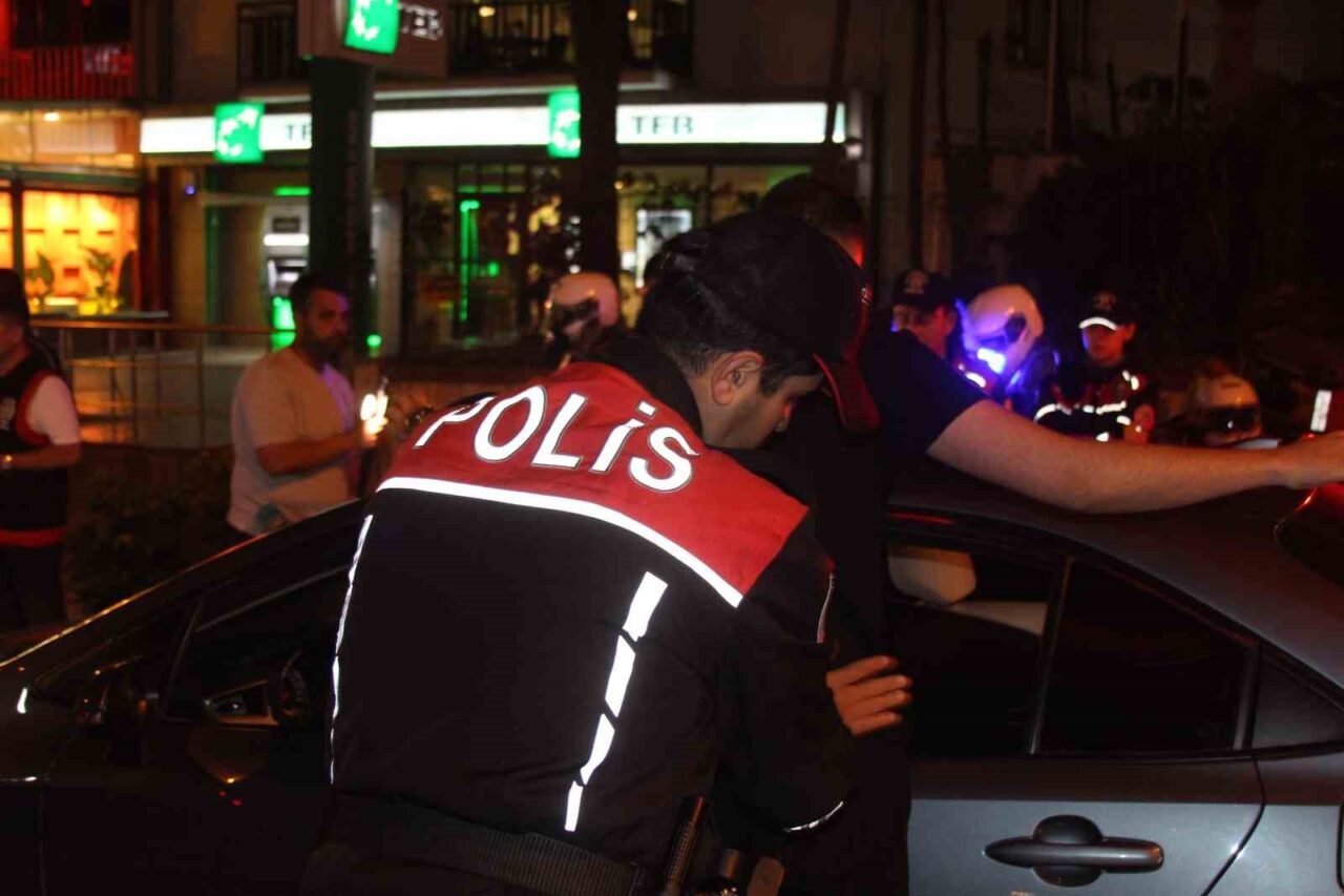 Adana’da bayram denetimleri kapsamında gerçekleştirilen “Huzur ve Güven” uygulamasında, çeşitli