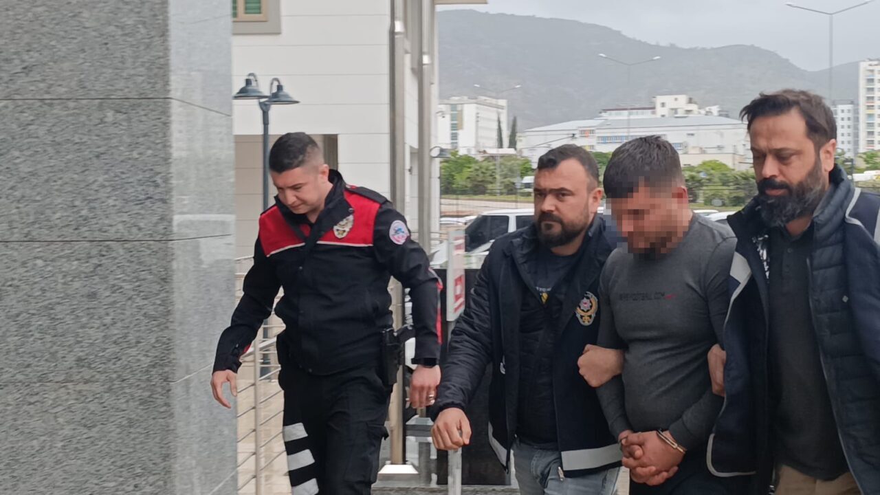 Adana’nın Kozan ilçesinde işten çıkarılmasından sorumlu tuttuğu ustabaşını evinde silahla