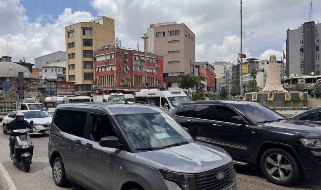 Adana’da trafik sıkışıklığı ve sürücülerin gereksiz korna kullanımı vatandaşların tepkisini