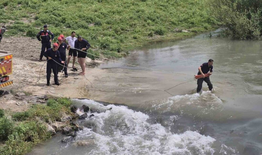 Adana’da Karaçay Nehri’nden geçmeye çalışırken mahsur kalan kaymondaki iki kişi