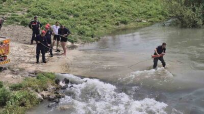 Adana’da Karaçay Nehri’nden geçmeye çalışırken mahsur kalan kaymondaki iki kişi