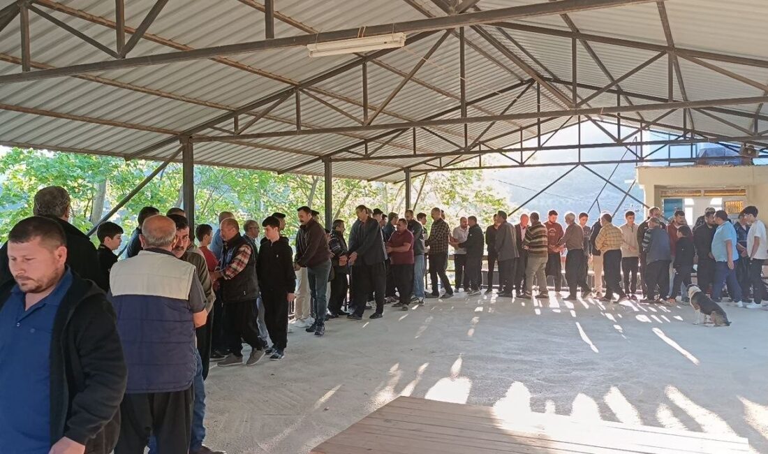 Adana’da Kurban Bayramı için köylerine giden vatandaşlar, geleneksel bayramlaşma törenlerinde