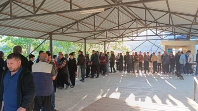 Adana’da Kurban Bayramı için köylerine giden vatandaşlar, geleneksel bayramlaşma törenlerinde