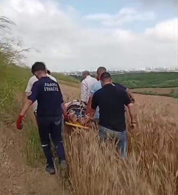 Adana’da direksiyon hakimiyetini kaybederek otomobiliyle tarlaya uçan sürücü hayatını kaybederken,