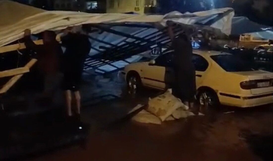 Adana’da gece saatlerinde etkili olan sağanak yağış, hayatı olumsuz etkiledi.