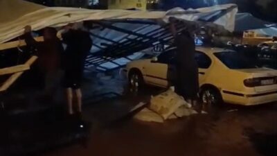 Adana’da gece saatlerinde etkili olan sağanak yağış, hayatı olumsuz etkiledi.