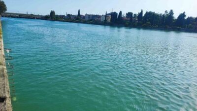 Adana’da arkadaşlarıyla birlikte serinlemek için Seyhan Nehri’ne giren genç, bir