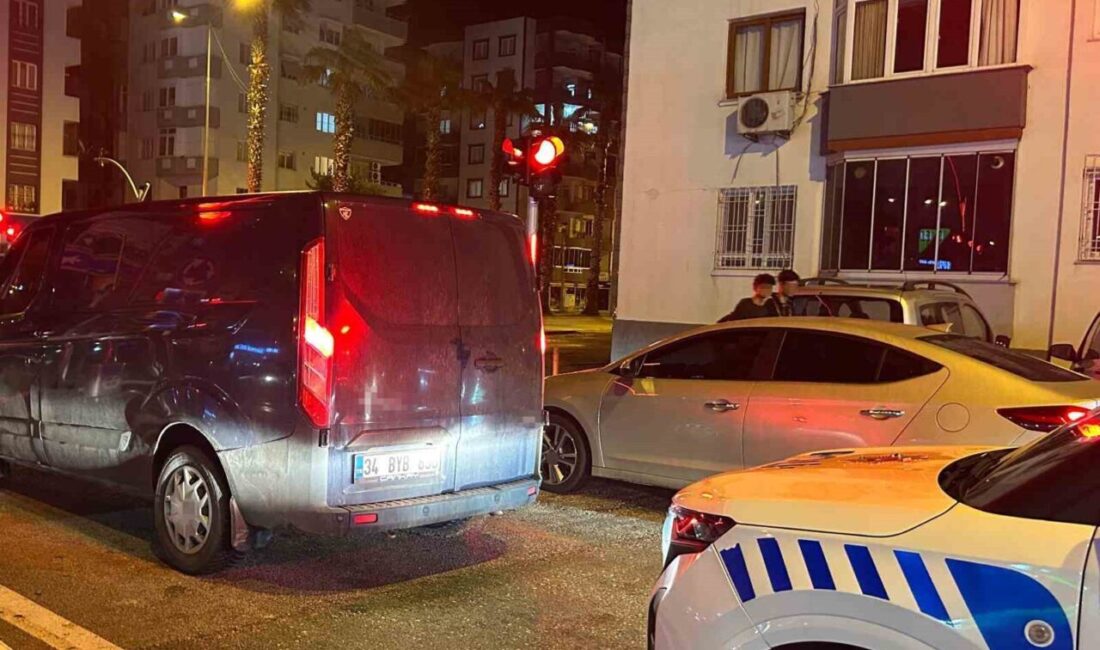 Adana’nın Ceyhan ilçesinde bir sitede meydana gelen silahlı saldırıda sırtından