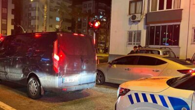 Adana’nın Ceyhan ilçesinde bir sitede meydana gelen silahlı saldırıda sırtından