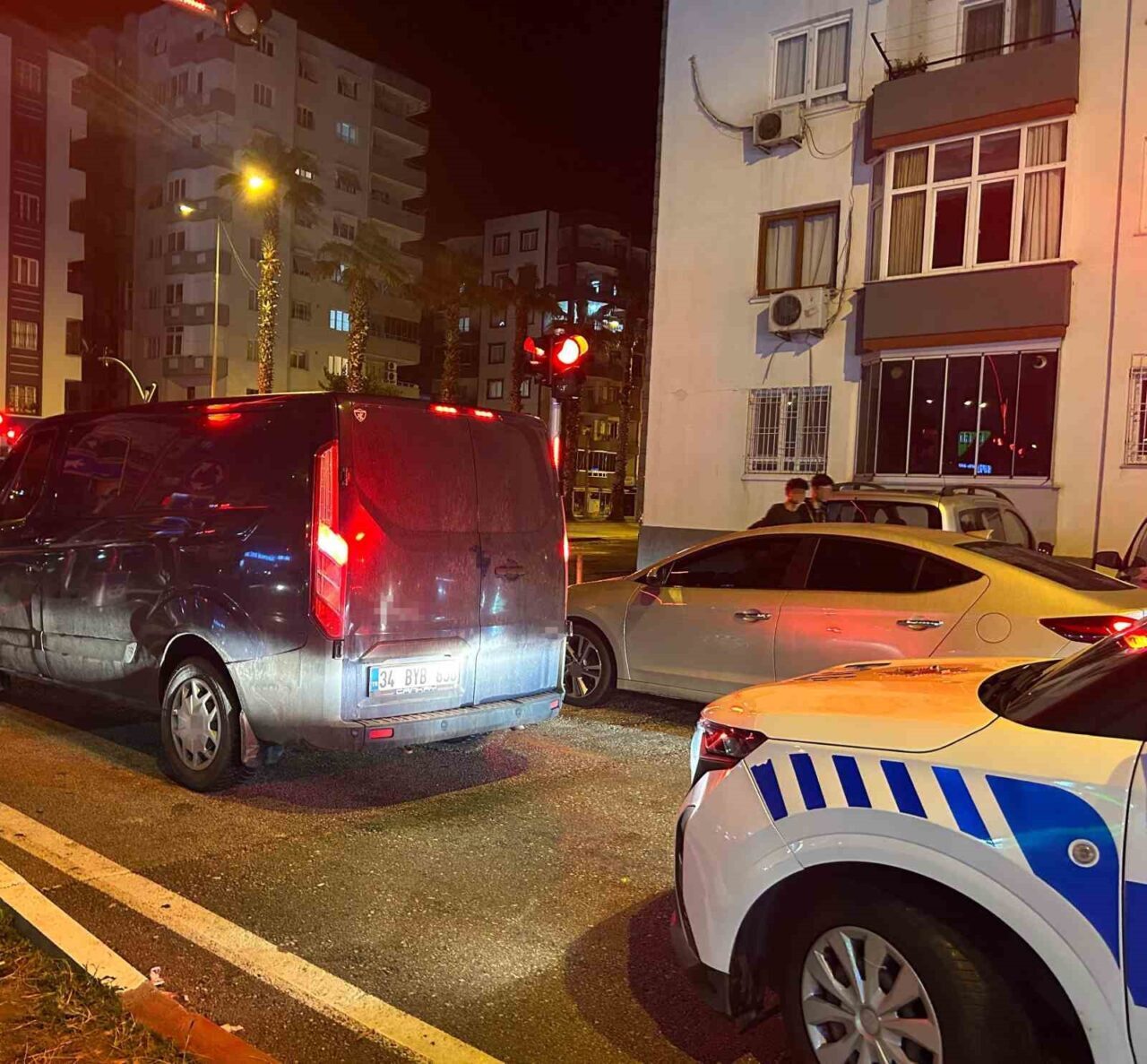 Adana’nın Ceyhan ilçesinde bir sitede meydana gelen silahlı saldırıda sırtından
