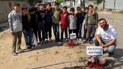 Adana’da bir grup genç, Seyhan ve Sarıçam belediyelerinin çukurlu yollarına