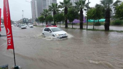 Adana’da etkili olan sağanak yağış hayatı olumsuz etkiledi. Merkez Seyhan
