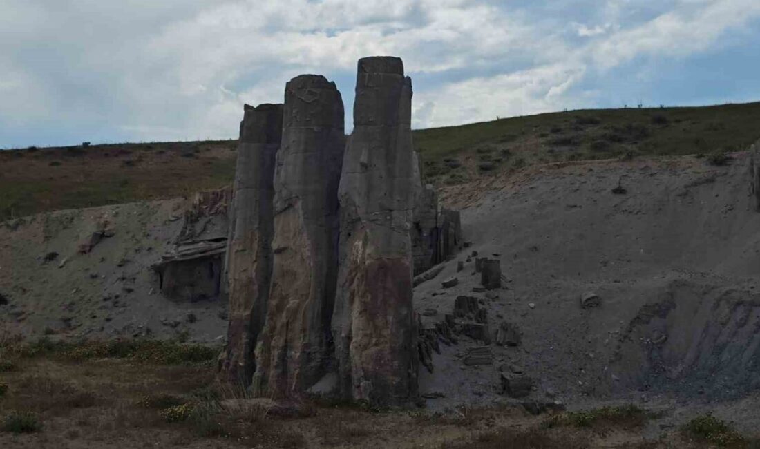 Bitlis’in Adilcevaz ilçesinde yer alan peri bacaları ve Van Gölü